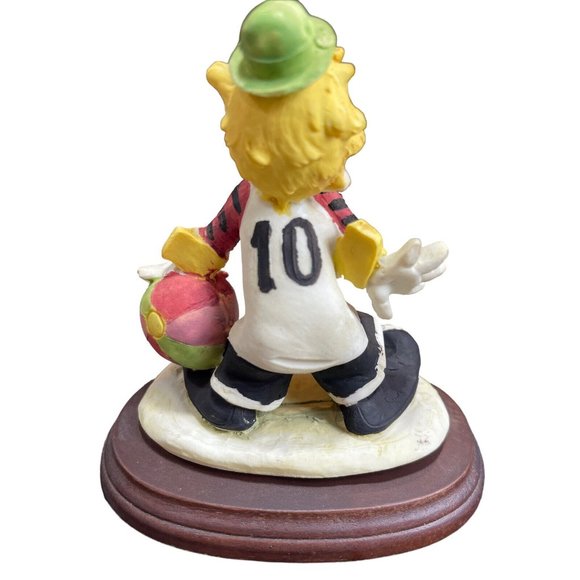 Vintage Satis -5 Clowns Sports Beauty Porcelain Figurines  4 1/4 in. Lot of 3 - Picture 6 of 11